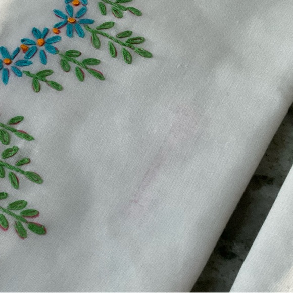 Vintage set of 2 hand embroidered pillowcases flowers 30”x20” - Picture 7 of 7